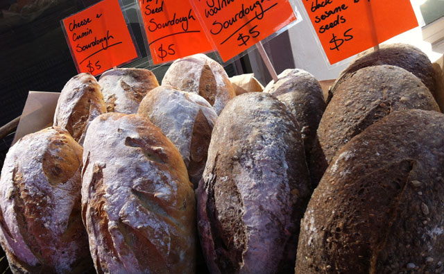 焼き立てのパン