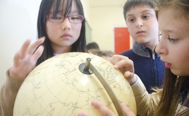 子供たちと地球儀