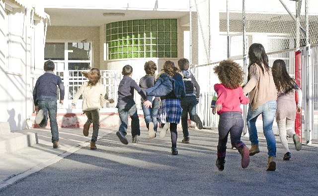 校舎に向かって走る子供たち