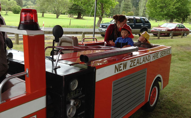 出店の通りと消防車