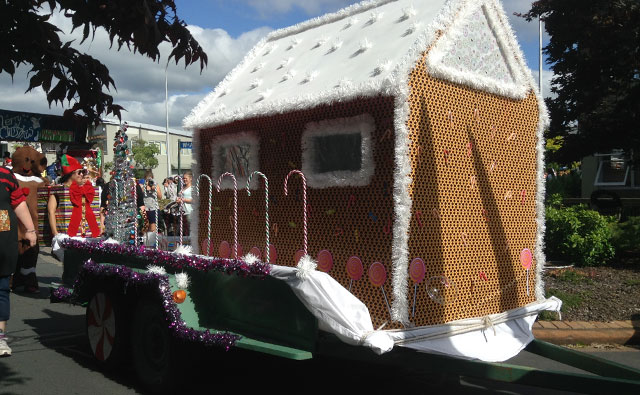 子供たちとクリスマスツリー