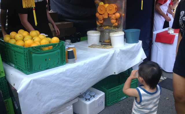 オレンジジュースのテント