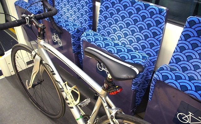 電車に自転車と乗車