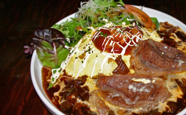 オムライスのハヤシソース とろとろ牛ほほ肉をのせて