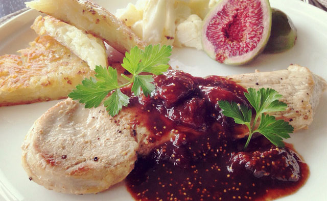 ソースをかけて完成