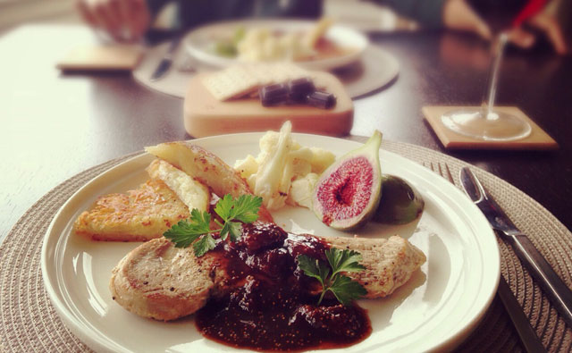 甘酸っぱいイチジクソースで、とんてき！完成