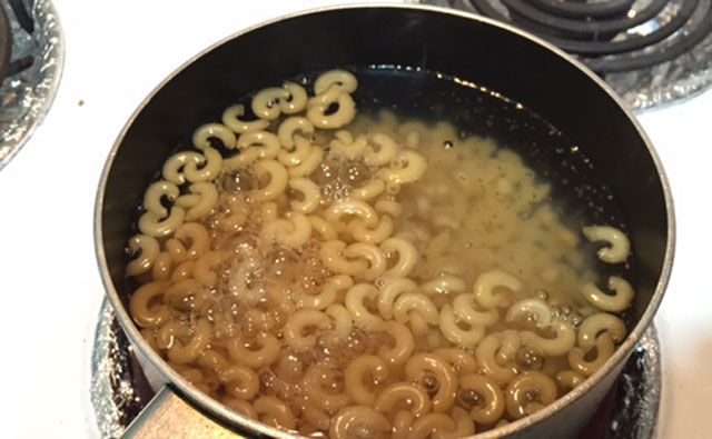 マカロニを茹でる