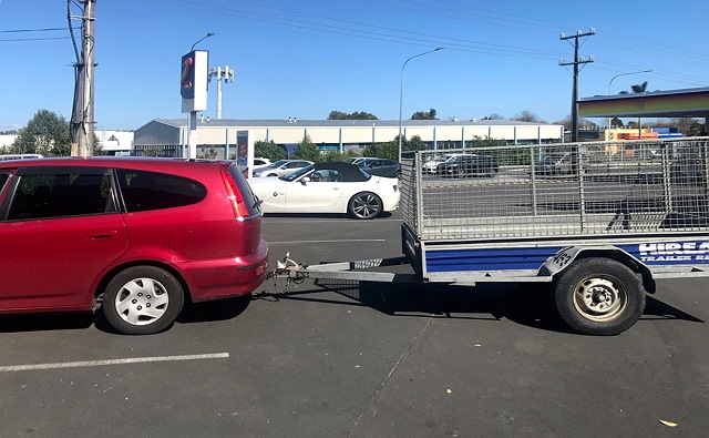 ケージ付きのトレーラー